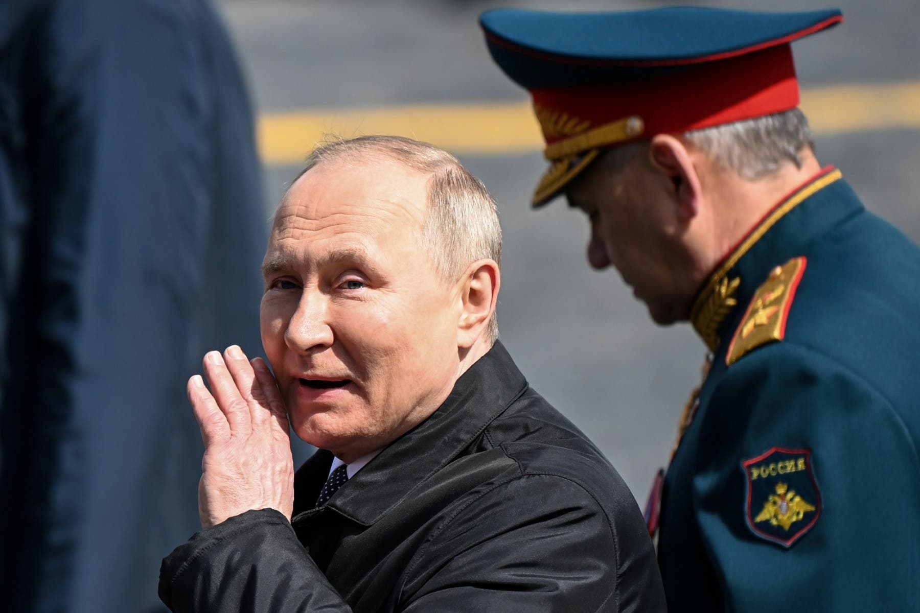 Кинул на бойню, плюет в лицо: как Путин унижает генералов РФ (видео)