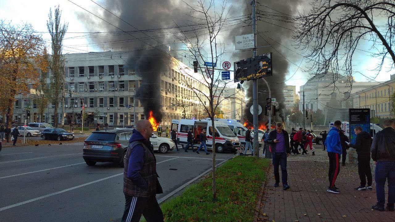 ✔️В центре Киева продолжают ликвидацию последствий ракетного удара: фото с места