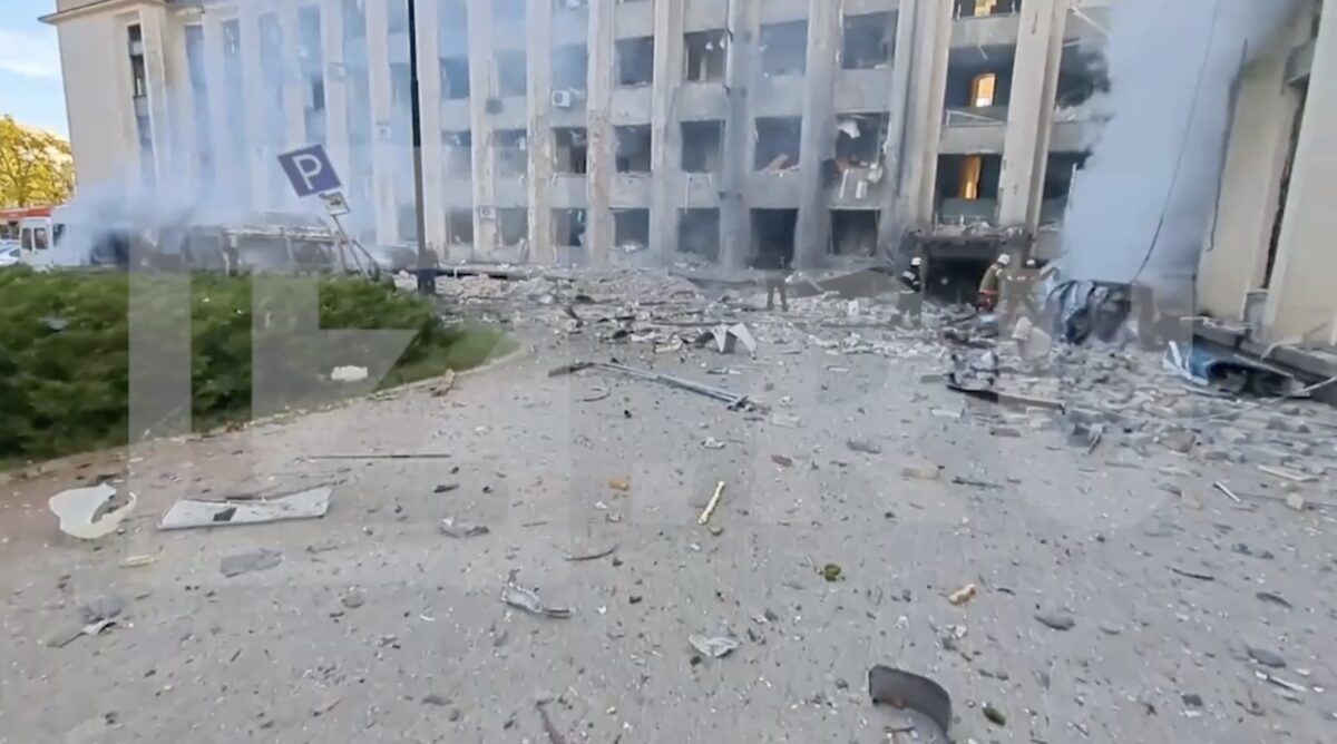 В здание администрации Донецка что-то прилетело