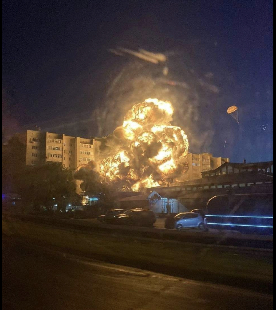 В российском Ейске летчик бросил Су-34 на многоквартирный дом. Показал, что творят россияне в Украине