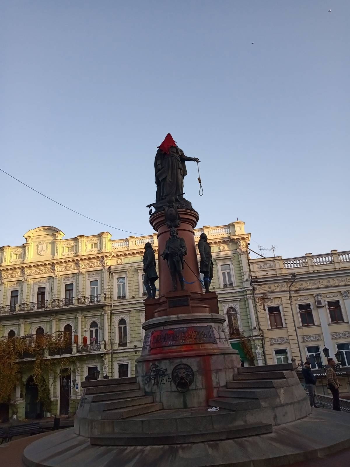 На памятник Екатерине II в Одессе: колпак палача с петлёй в руке. ВИДЕО+ФОТО