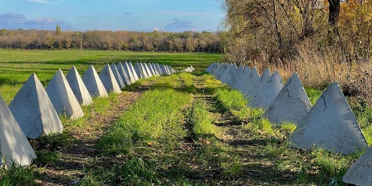 Оккупанты устанавливают противотанковые конструкции "зубы дракона" вокруг Мариуполя - разведка