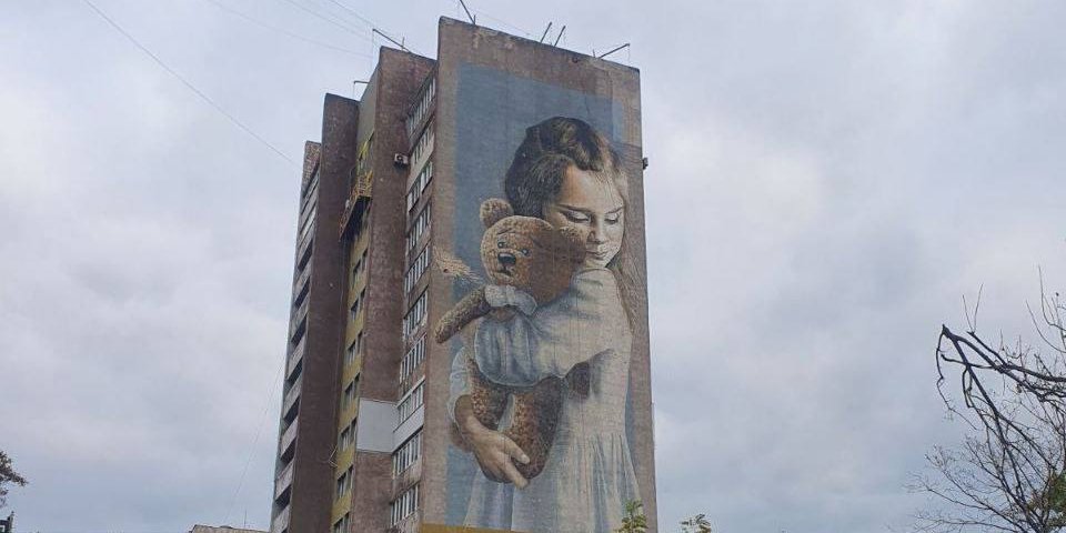 В Мариуполе россияне уничтожили мурал Милана с девочкой, потерявшей мать во время обстрела в 2015 году