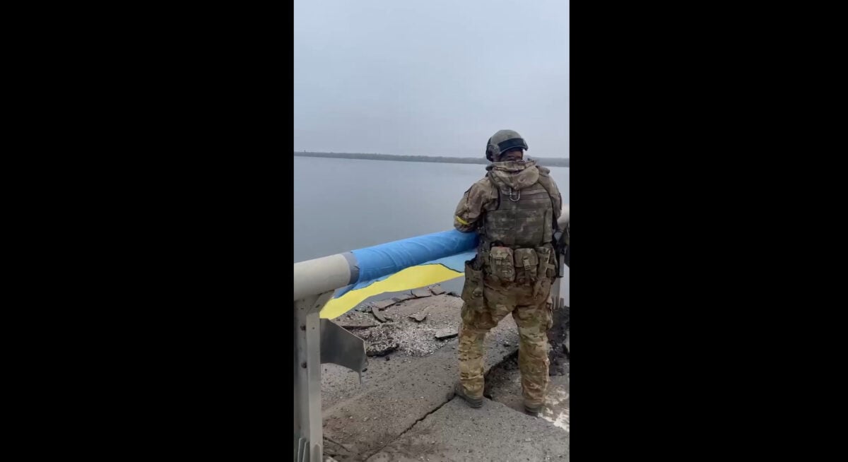 Над Антоновским мостом подняли флаг Украины (Видео)