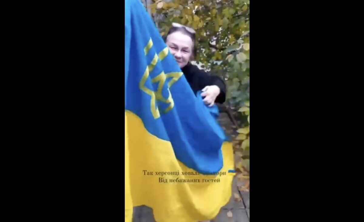 «Родненький»: Жительница Херсона показала, как прятала флаг Украины во время оккупации