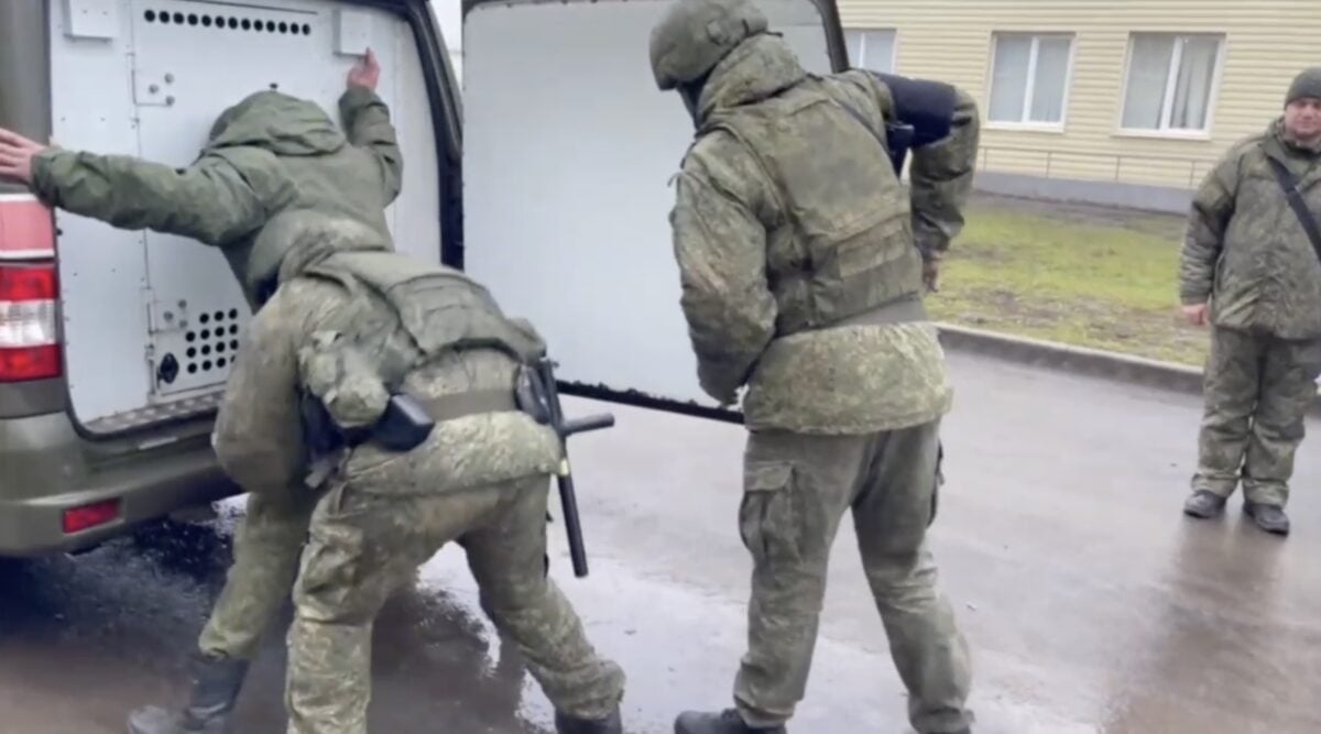 В РФ власти начали показательно наказывать военных за неподчинение приказам (Видео)