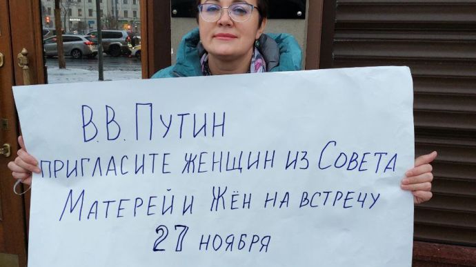 «Вы мужчина или кто?»: Родственницы оккупантов потребовали встречи с Путиным (Видео)