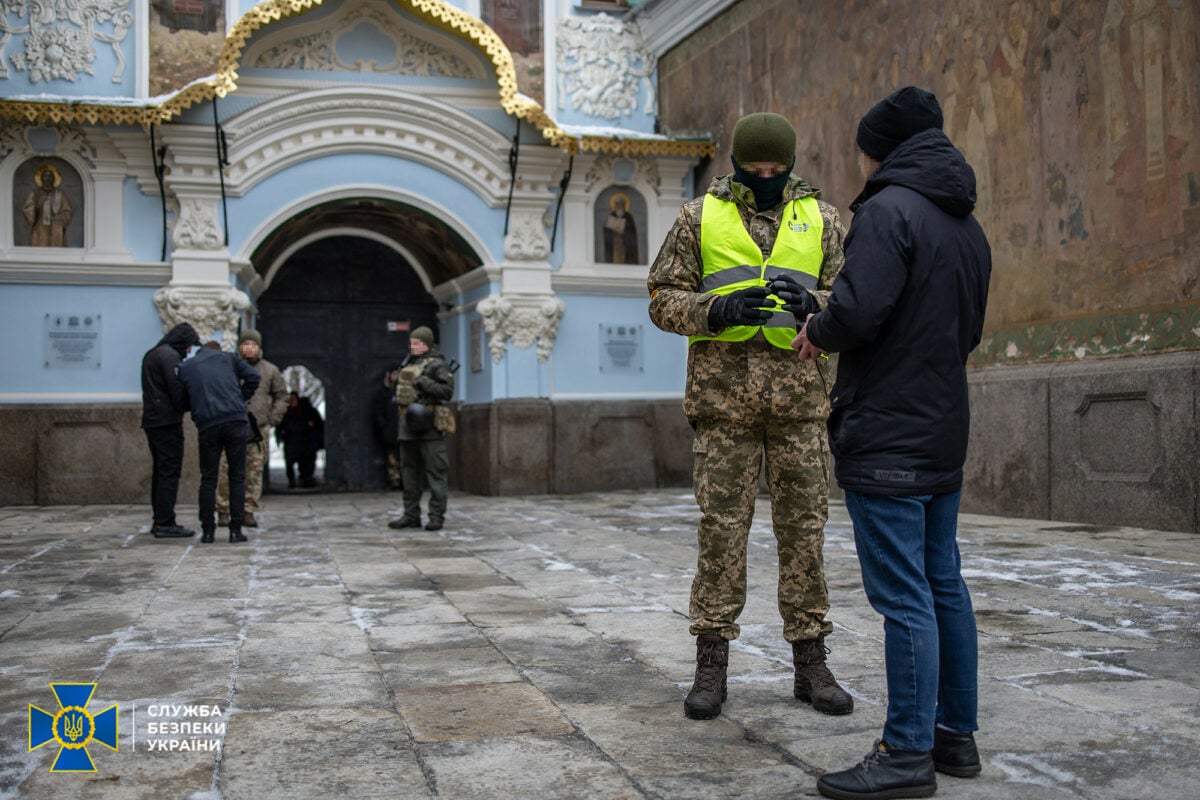 СБУ обнаружила в Лавре пророссийскую литературу, тысячи долларов наличными и подозрительных россиян