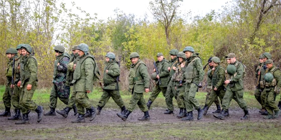 "Аватары" теряют оружие и каски: разведка узнала о плачевной ситуации на полигоне в РФ (аудио)