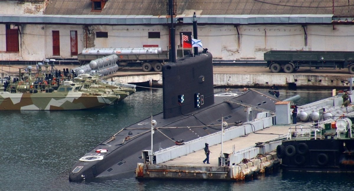 СМИ: Россия вывела в море подлодку с «Калибрами» под охраной Ми-8 и катера, боится дронов