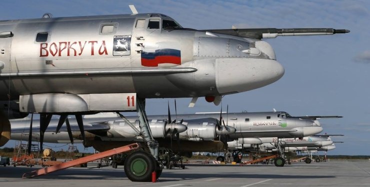 В результате удара по авиабазе в Энгельсе повреждено 5 бомбардировщиков Ту-95МС,  погибли 17 военнослужащих – Золкин