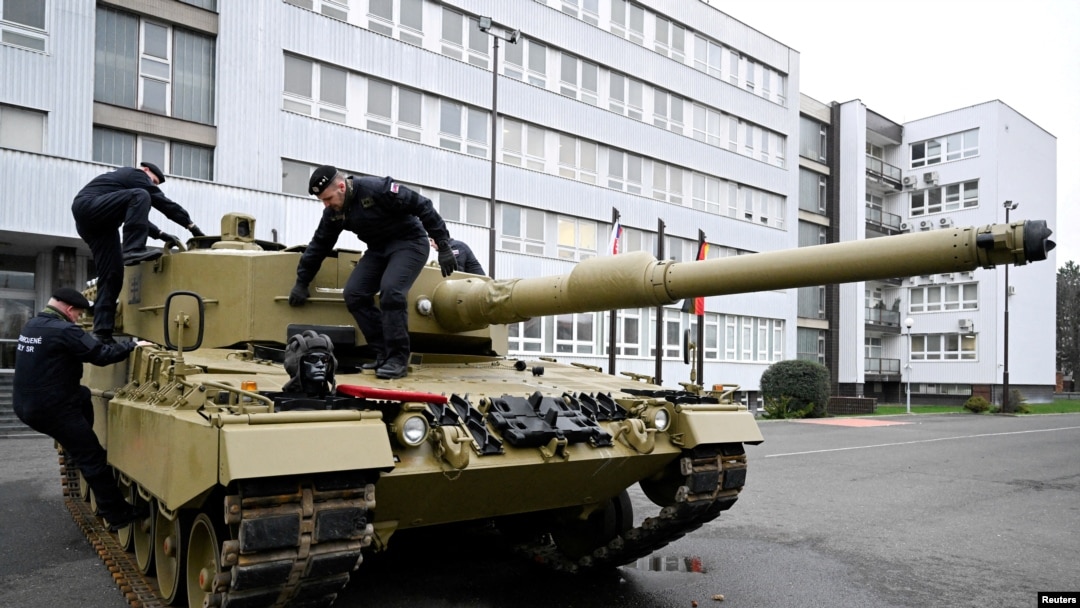 Германия работает над собственным процессом по танкам Leopard 2, но украинцам они нужны сейчас.