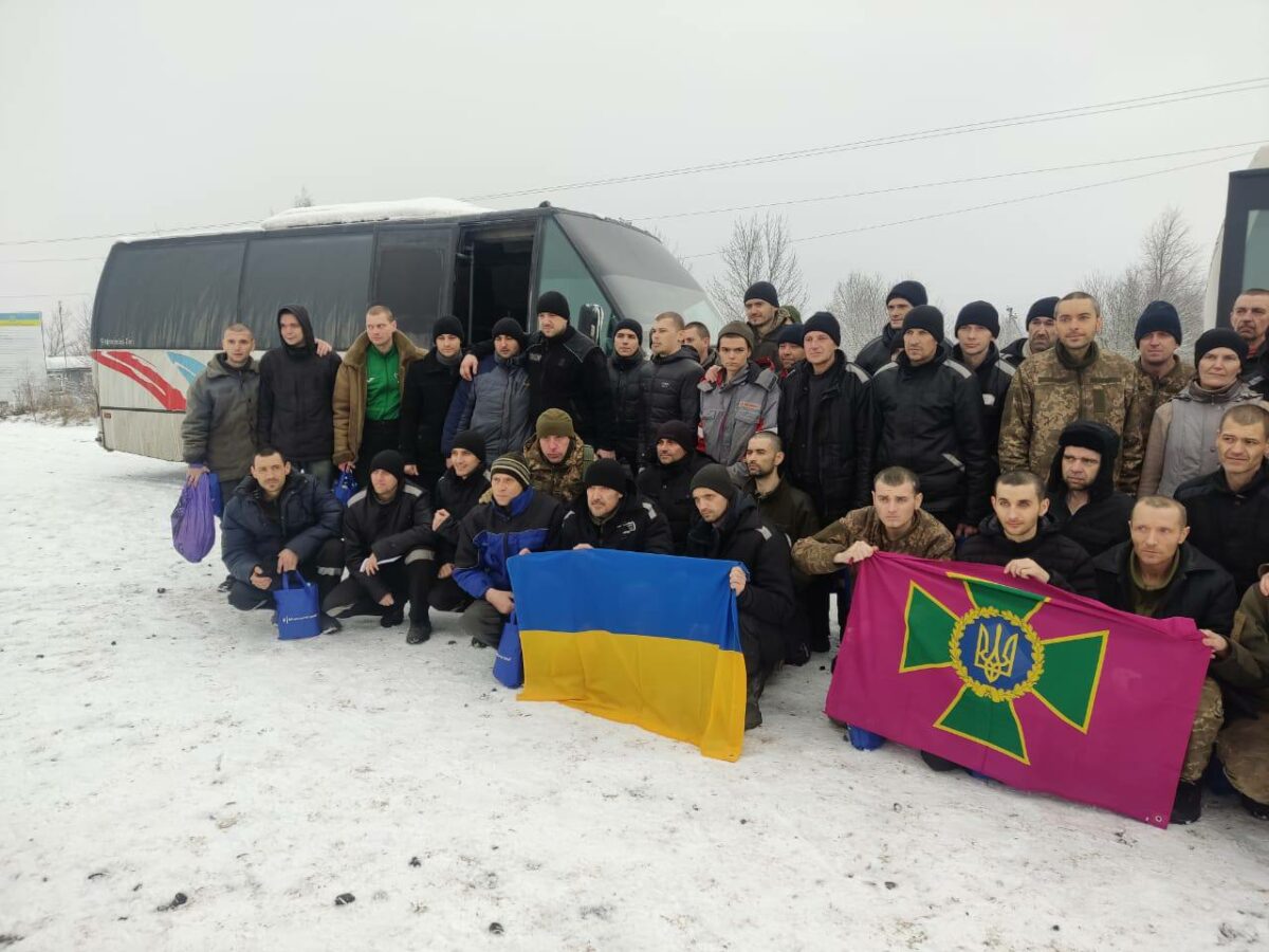 Защитники Мариуполя, партизаны и воины из-под Бахмута: Украина вернула из плена 116 защитников