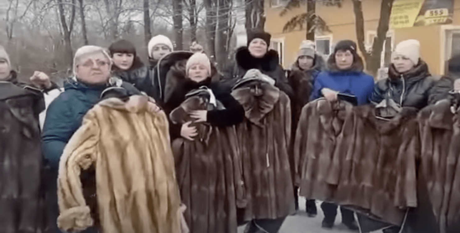 У жен ликвидированных боевиков "ДНР" отобрали шубы, выданные им в качестве "компенсации", — СМИ