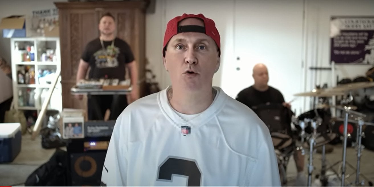 «Должны быть в одной команде»: Limp Bizkit выпустила клип с дипфейками Путина, Байдена и Зеленского