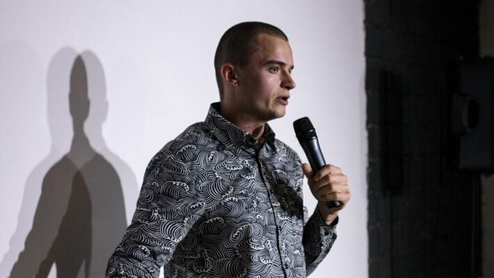 «Выбор ребят — гибнуть»: Стендапер сбежал из Украины, чтобы пожить «в комфортной обстановке»