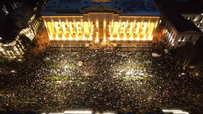 В Грузии протестующие окружили парламент и требуют выполнить их условия (Видео)