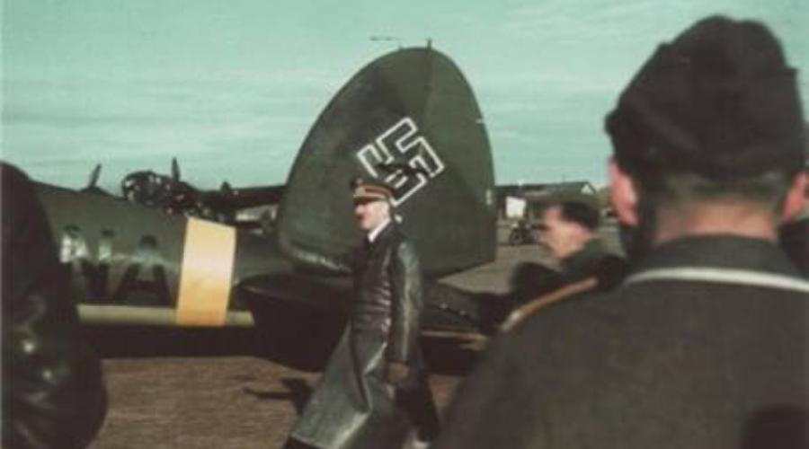 Как Гитлер и Муссолини ранее - оккупированный Мариуполь посетил путин