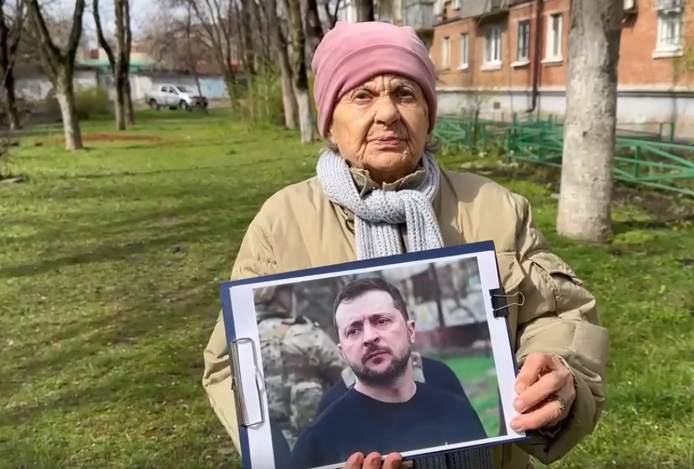 Умственный уровень путинистов: бабки из «Отрядов Путина» заглянули в будущее Зеленского (Видео)