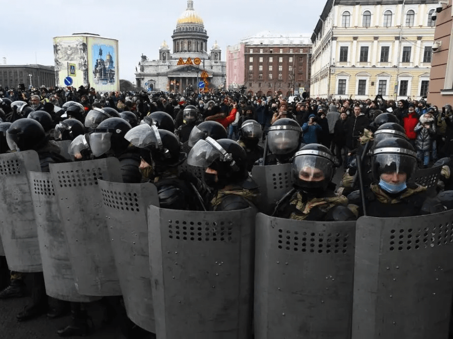 "Полыхнет – мало не покажется!" Кремль готовится к протестам в России и вооружает до зубов спецназ