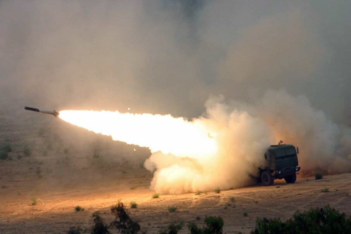 Ракетами HIMARS ударили по зданию с российскими офицерами в 20 км от линии фронта: фото и видео