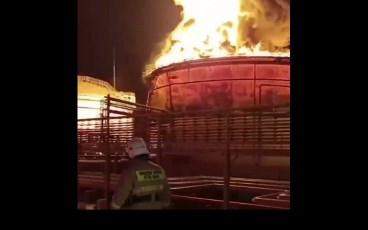 ⚡В РФ на Таманском полуострове сгорела нефтебаза. Пожар было видно из Крыма