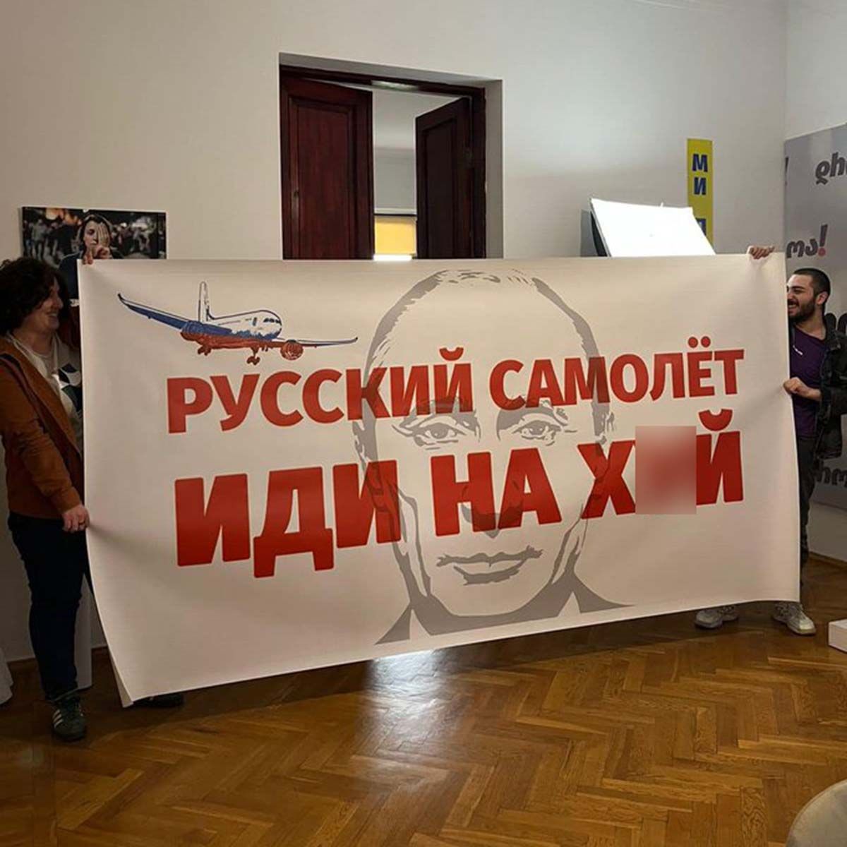 В Грузии приземлился первый за 4 года самолет РФ. В аэропорту Тбилиси — протесты (Видео)