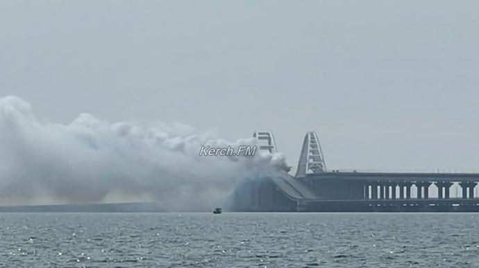 Возле Крымского моста было задымление: оккупанты говорят об учениях
