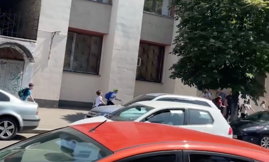 В Сети показали, как испуганные дети бегут по киевской улице к убежищу под звуки взрывов