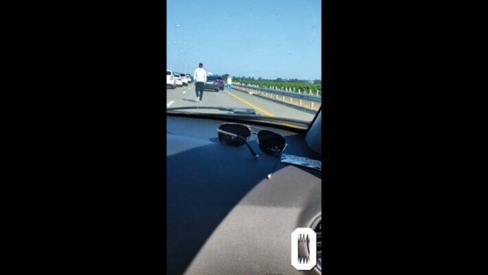 На въезде на Крымский мост со стороны РФ массово досматривают машины с рентгеном (Видео)