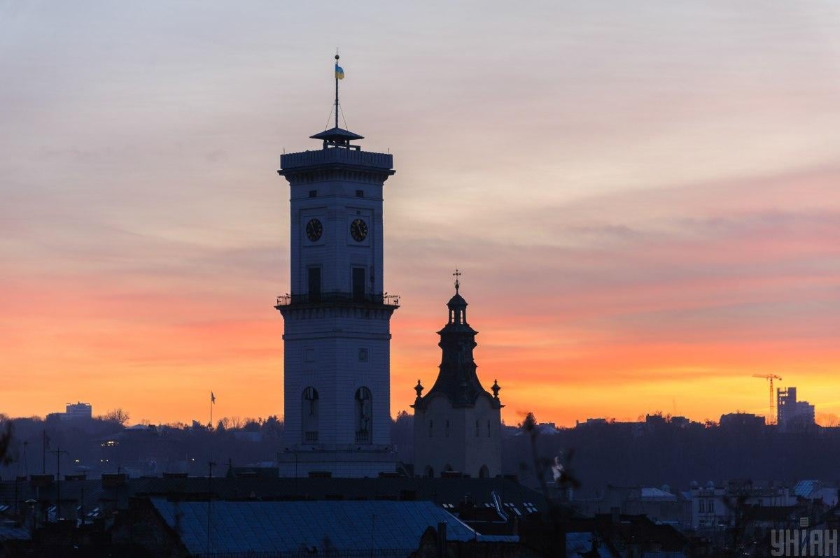 Оккупанты ударили по Львову: обломки ракеты попали в жилой дом, поврежден объект инфраструктуры. Фото и видео