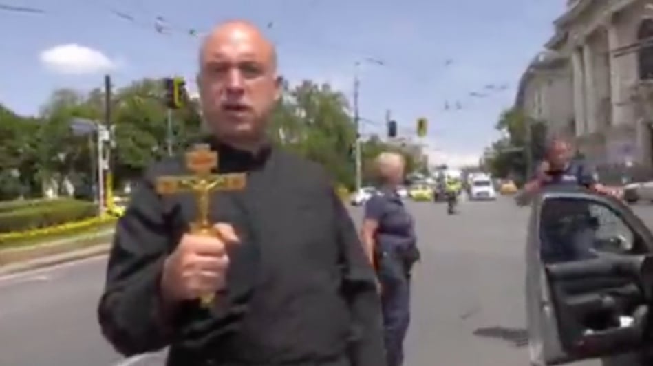 В Болгарии пророссийский политик прикинулся священником и «проклял» кортеж Зеленского (Видео)