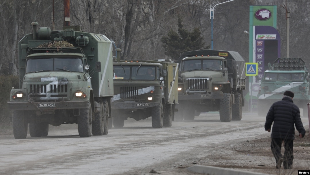 Россияне перегоняют военную технику на "материк" через Крымский мост в обход Чонгара. Фото