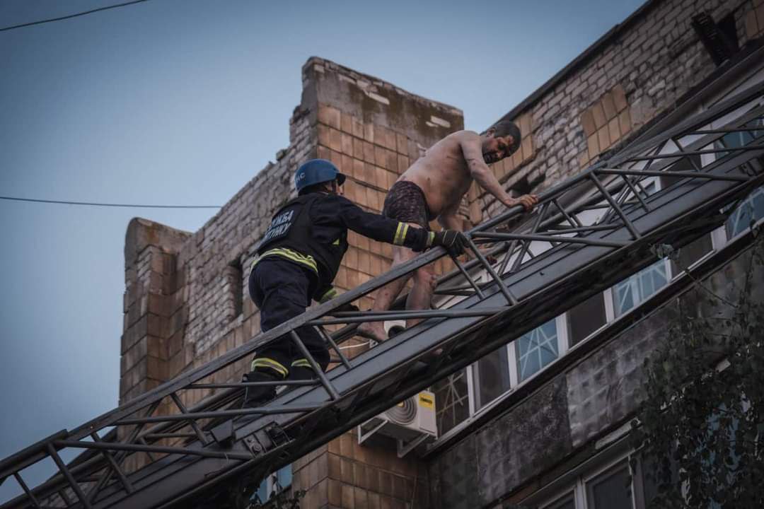 ⚡Россияне ударили по многоэтажке в Покровске: количество погибших возросло (Фото Видео)