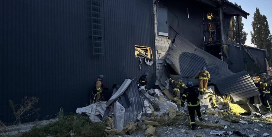 Рашисты снова обстреляла Запорожье: есть попадания в жилой квартал, погибли люди. (Фото Видео)