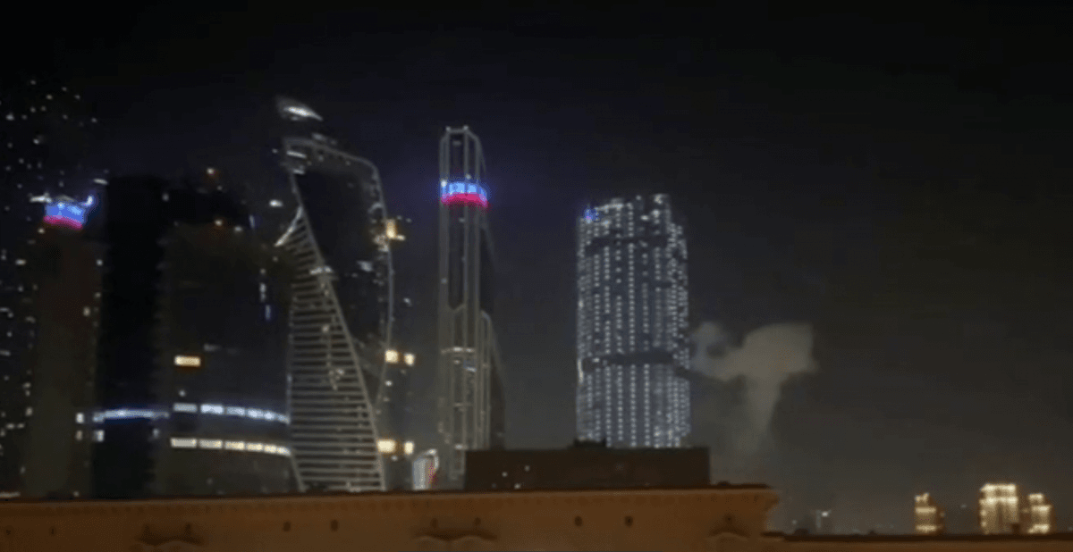 ⚡В Москве прогремели взрывы: сообщается об атаке беспилотников, есть прилет в Москва-Сити