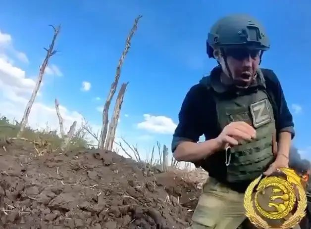 Оккупант, убегая от обстрела, заскочил в окоп к иностранным добровольцам: видео