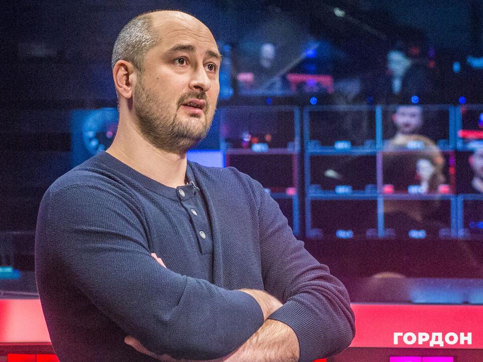 "В пост призываются свидетели депортации". Бабченко рассказал, как его наказали в Эстонии за яйца, брошенные в посольство РФ