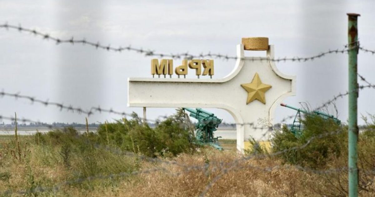 Гражданские должны покинуть Крым: власти Украины обратились к населению полуострова