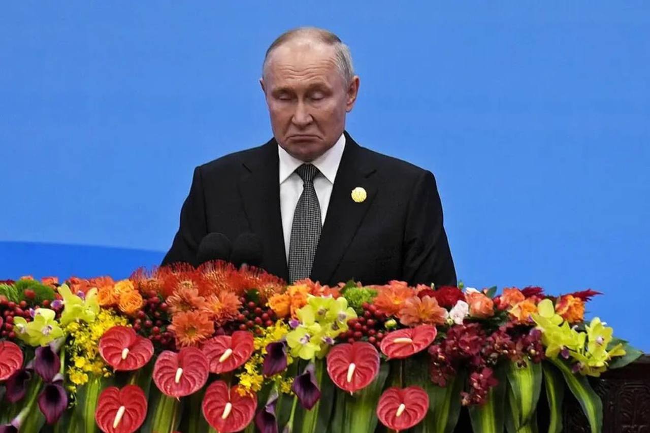 "Такое впечатление, что выступал из гроба": сеть взбудоражили "особые" фото Путина из Пекина