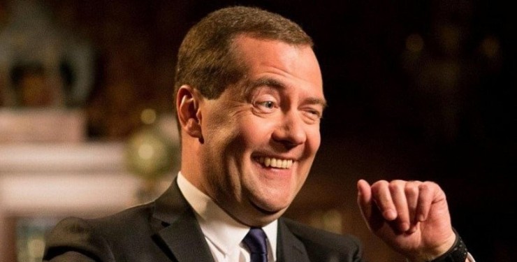 "В Африку нужно ездить": Медведев нашел "альтернативу" отдыху в Европе для россиян. Видео