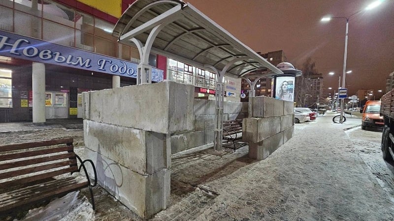 В Белгороде начали укреплять автобусные остановки блоками и мешками с песком