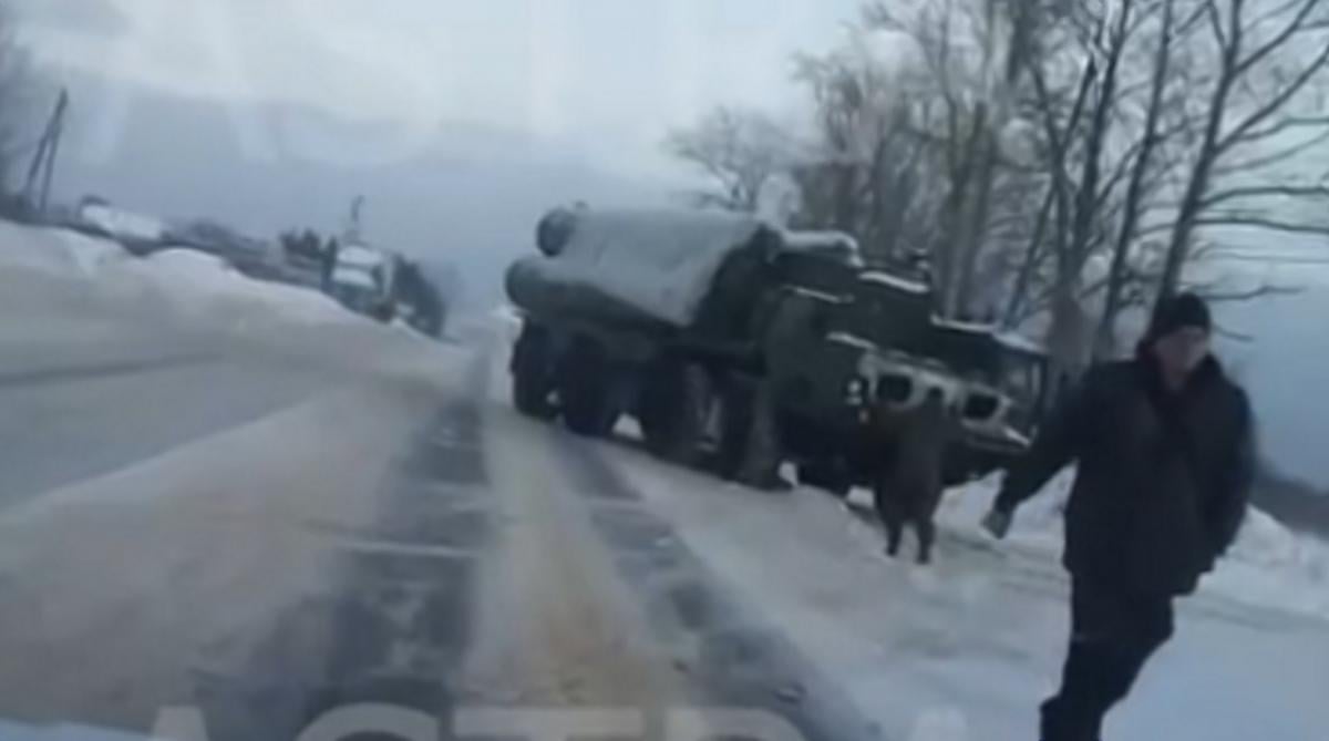 Россияне готовятся к худшему: вокруг Питера расставляют ЗРК "С-300" (видео)