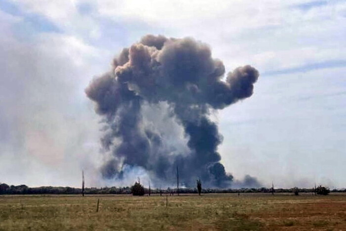 В оккупированном Крыму раздались взрывы: СМИ сообщают об уничтоженных самолетах (Видео)