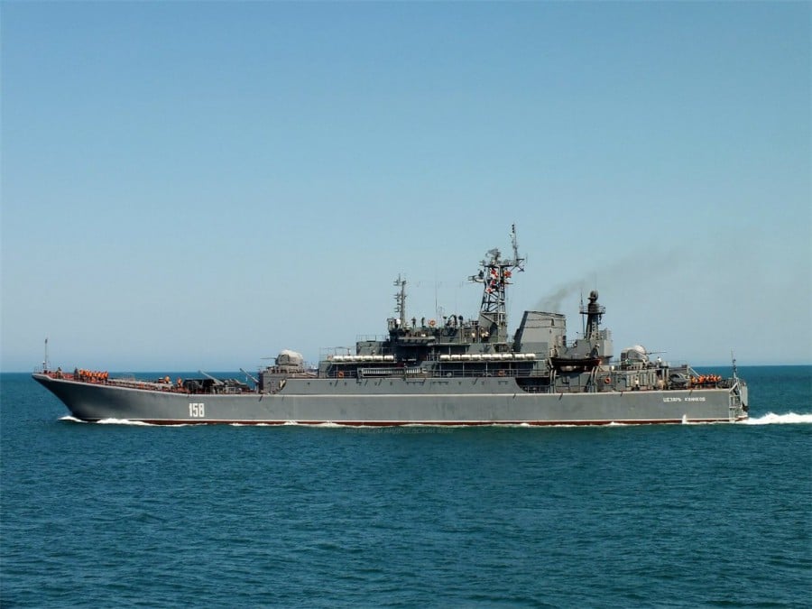 ⚡Пошел ко дну: ВСУ потопили российский БДК «Цезарь Куников» (Видео)