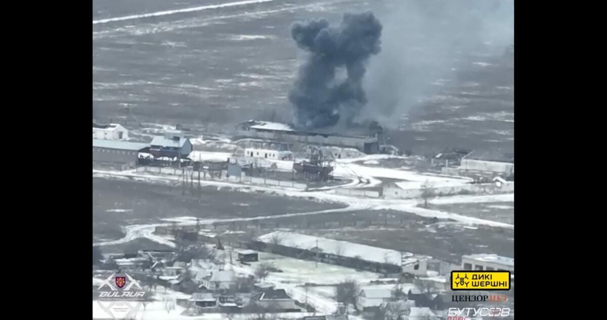 ВСУ нашли ангары с техникой оккупантов и уничтожили ее FPV-дронами (Видео)