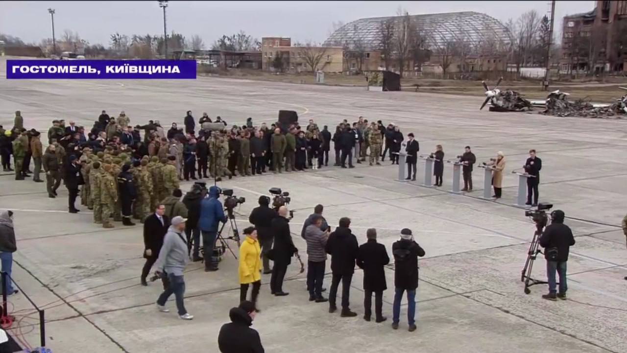 На аэродроме в Гостомеле Зеленский и западные лидеры сделали заявления: фото, видео