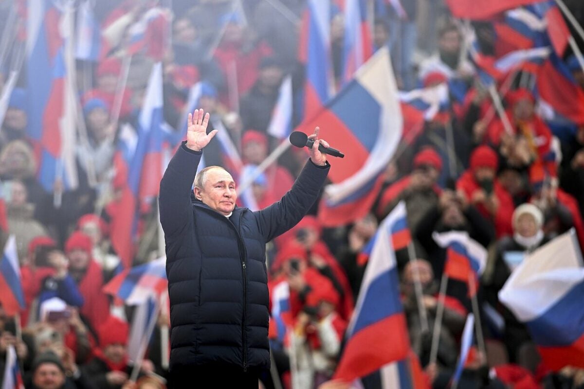 СМИ: В России уже набирают людей на концерт в честь «избрания» Путина