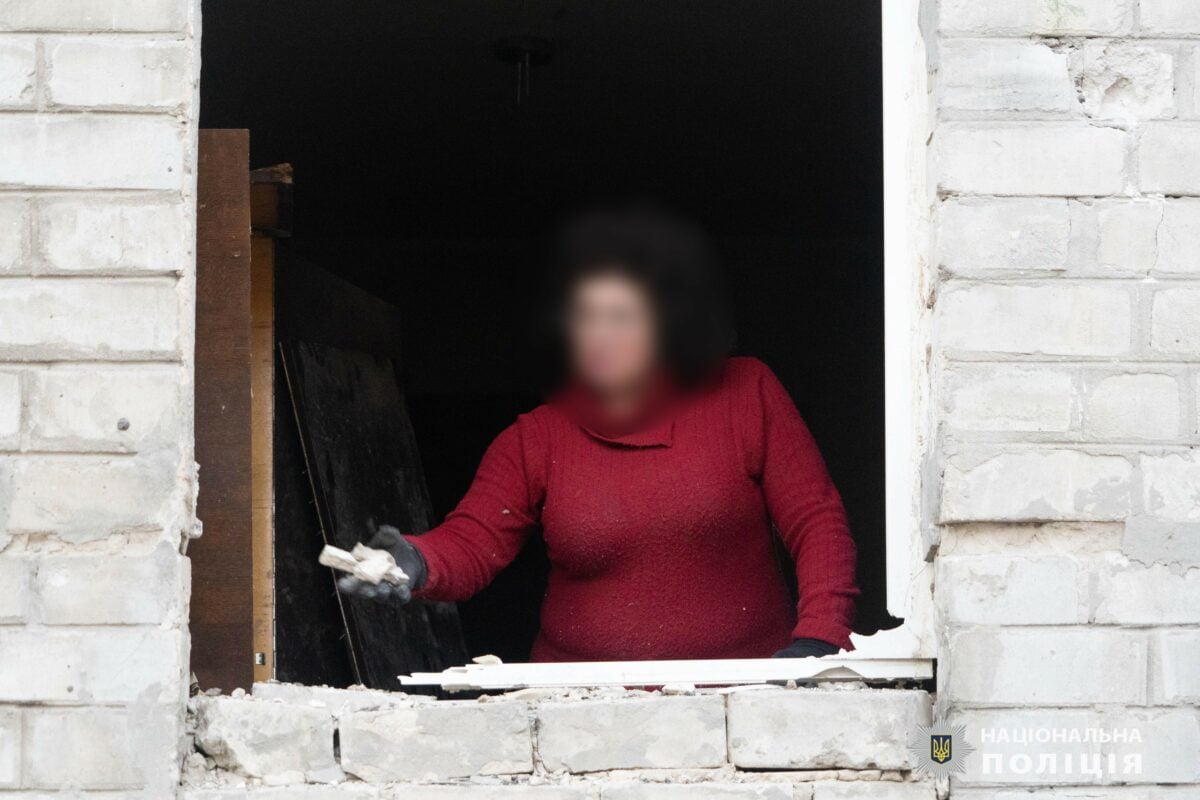 Харьковчанка поддерживала РФ, убирая поврежденную квартиру: полиция открыла дело
