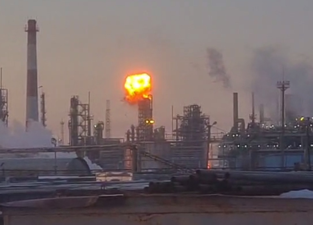 ⚡Рязанский НПЗ атаковал дрон, вспыхнул мощный пожар. Видео